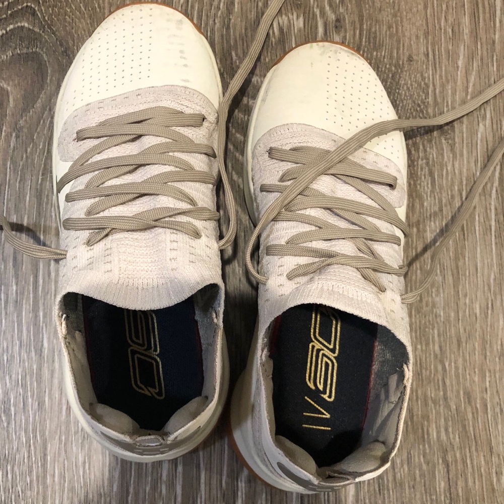Under Armour Curry 4 Low Baja tennis shoes